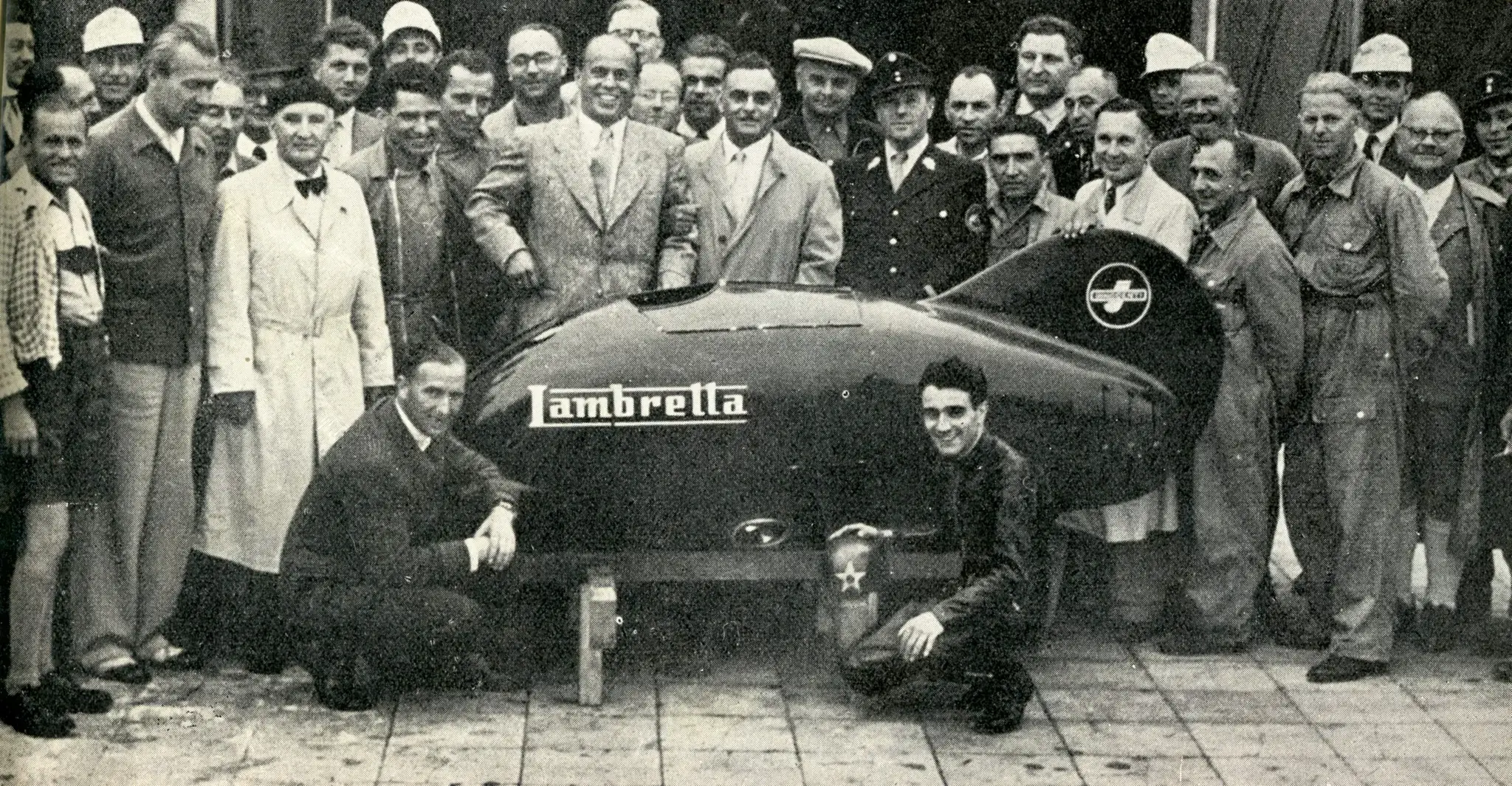 Schwarz-Weiß Bild aus dem 50er Jahre, Konstrukteuere vor der Siluro