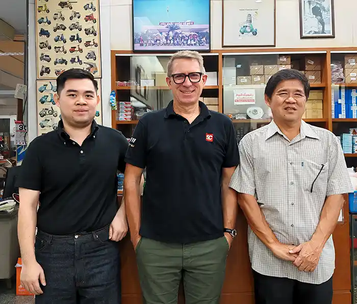 Ulf Schröder vom SC mit den Eigentürmer von Scooter Square in Bangkok