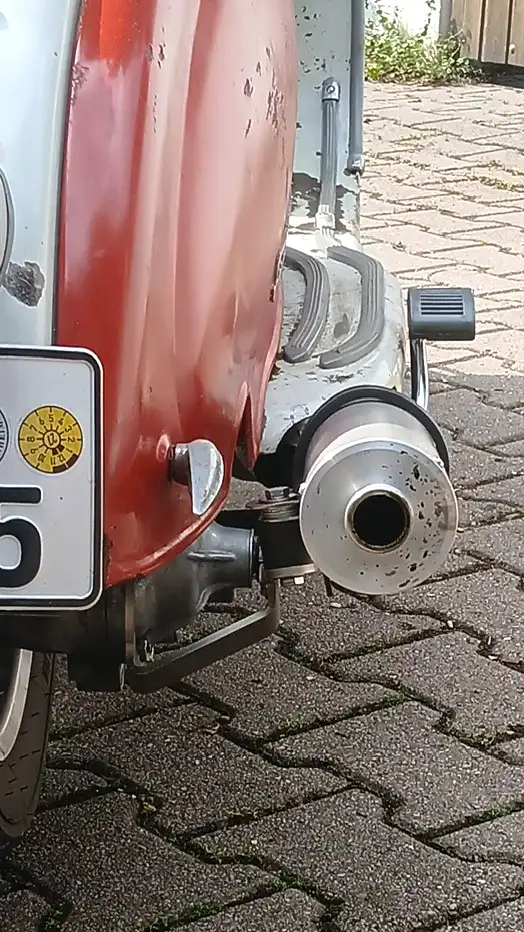 Bild des verbauten MZ30 an einer Lambretta von hinten
