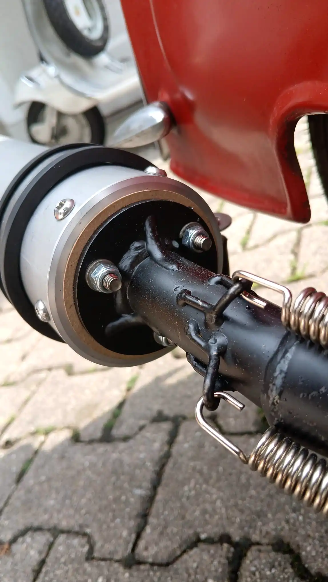 Bild des verbauten MZ30 an einer Lambretta, Nahaufnahme der Schalldämpferbefestigung
