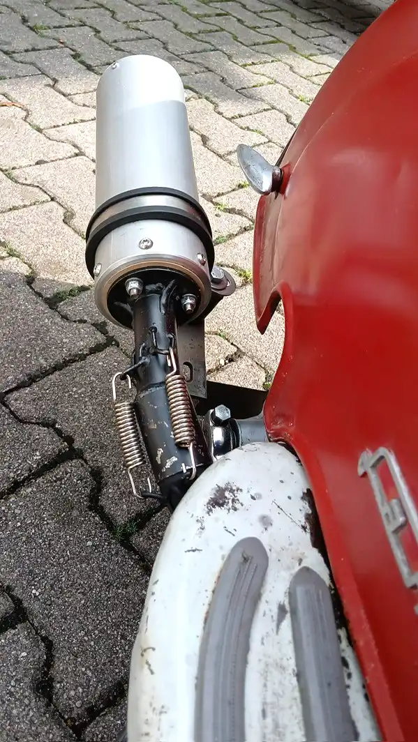 Nahaufnahme des verbauten MZ30 an einer Lambretta, Sicht von oben