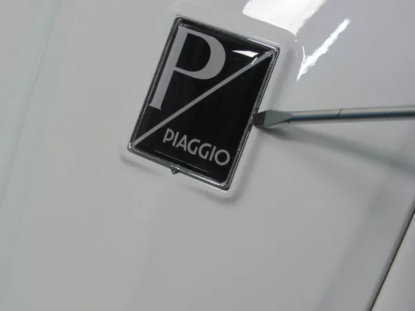 Piaggio Emblem entfernen