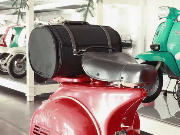 Vespa con valigia grande sul portapacchi