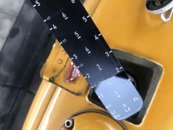 Kraftstoff Peilstab