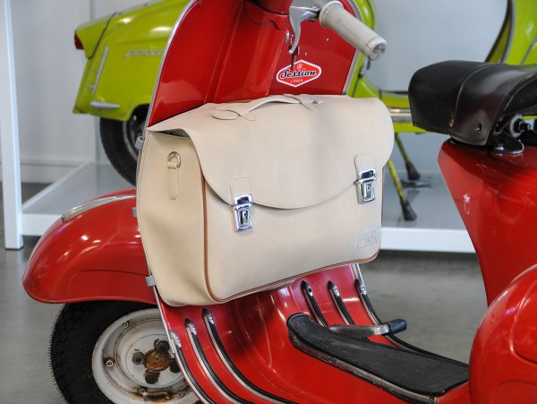 Leg shield bag, leather, inside, beige -M&R, Made in Italy- Vespa 125 VNA, VNB, Vespa 150 VBA, VBB, Vespa 150 T4 (VGLA, VGLB)